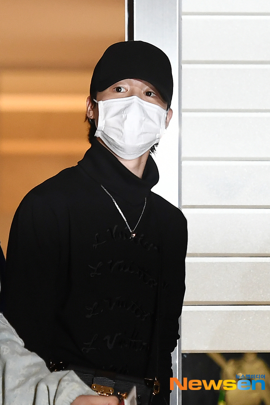 BTS đổ bộ sân bay sang Mỹ dự hội nghị Liên Hợp Quốc: V - Jungkook đeo khẩu trang kín mít vẫn soái xỉu, nhìn quần áo của J-Hope mà bật ngửa - Ảnh 10. BTS đổ bộ sân bay sang Mỹ dự hội nghị Liên Hợp Quốc: V - Jungkook đeo khẩu trang kín mít vẫn soái xỉu, nhìn quần áo của J-Hope mà bật ngửa - Ảnh 10.