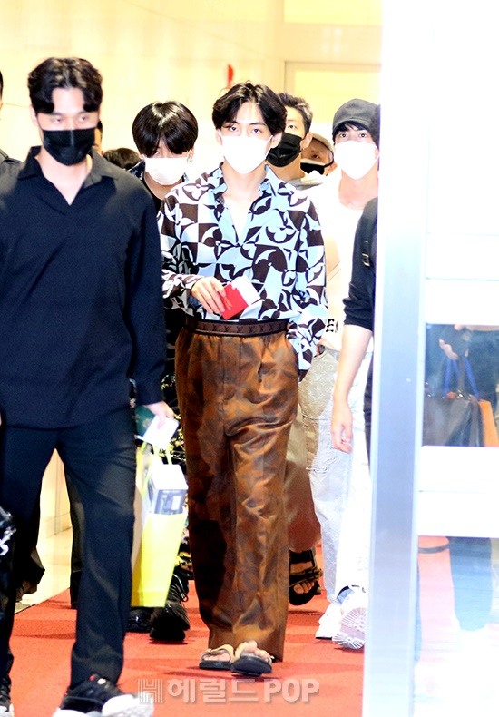 BTS đổ bộ sân bay sang Mỹ dự hội nghị Liên Hợp Quốc: V - Jungkook đeo khẩu trang kín mít vẫn soái xỉu, nhìn quần áo của J-Hope mà bật ngửa - Ảnh 7. BTS đổ bộ sân bay sang Mỹ dự hội nghị Liên Hợp Quốc: V - Jungkook đeo khẩu trang kín mít vẫn soái xỉu, nhìn quần áo của J-Hope mà bật ngửa - Ảnh 7.