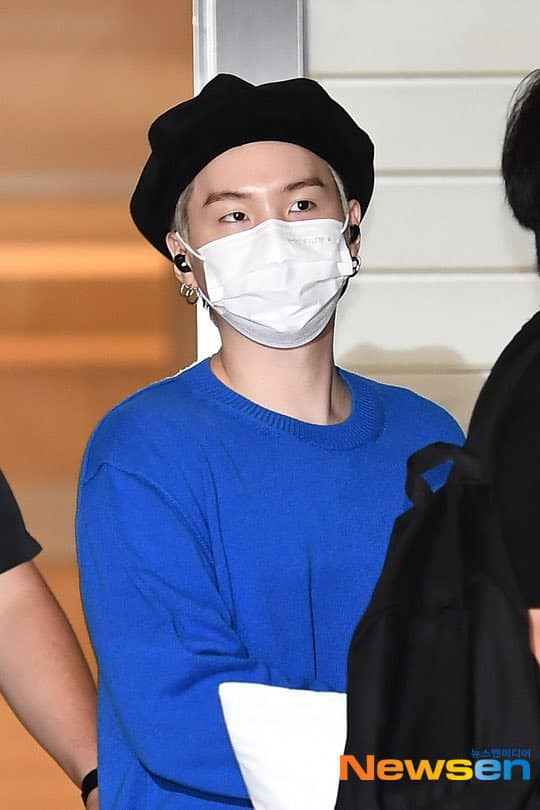 BTS đổ bộ sân bay sang Mỹ dự hội nghị Liên Hợp Quốc: V - Jungkook đeo khẩu trang kín mít vẫn soái xỉu, nhìn quần áo của J-Hope mà bật ngửa - Ảnh 13. BTS đổ bộ sân bay sang Mỹ dự hội nghị Liên Hợp Quốc: V - Jungkook đeo khẩu trang kín mít vẫn soái xỉu, nhìn quần áo của J-Hope mà bật ngửa - Ảnh 13.