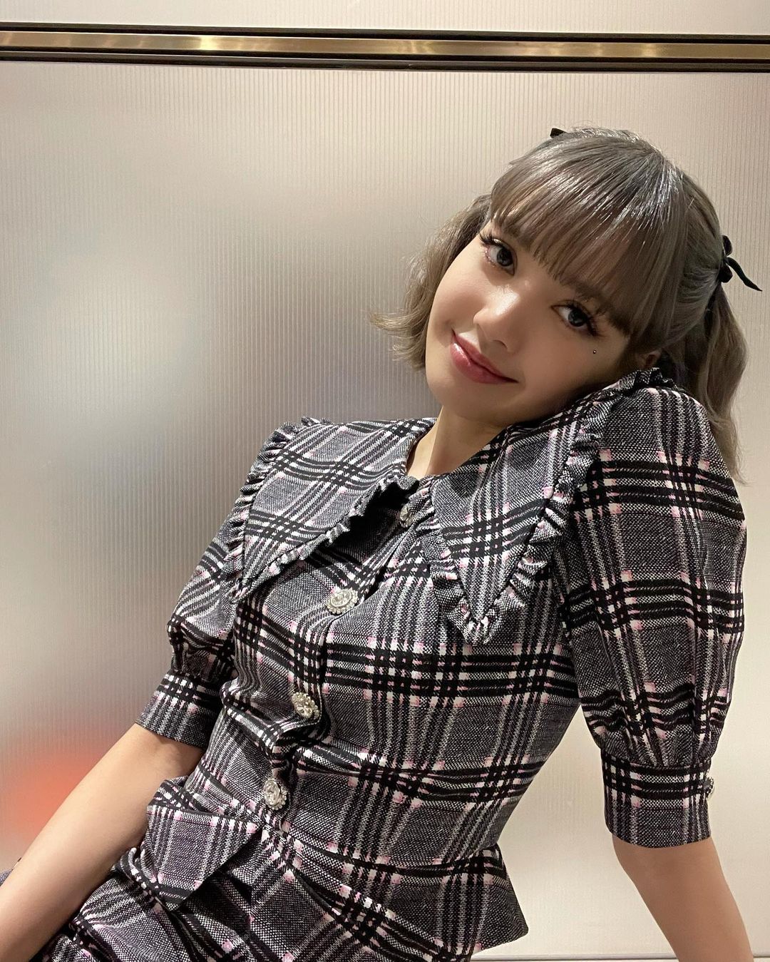 Lisa (BLACKPINK) hóa bánh bèo mà còn hot hơn ảnh hậu trường chặt chém sexy, nhìn nhan sắc như búp bê sống này là đủ hiểu - Ảnh 4. Lisa (BLACKPINK) hóa bánh bèo mà còn hot hơn ảnh hậu trường chặt chém sexy, nhìn nhan sắc như búp bê sống này là đủ hiểu - Ảnh 4.