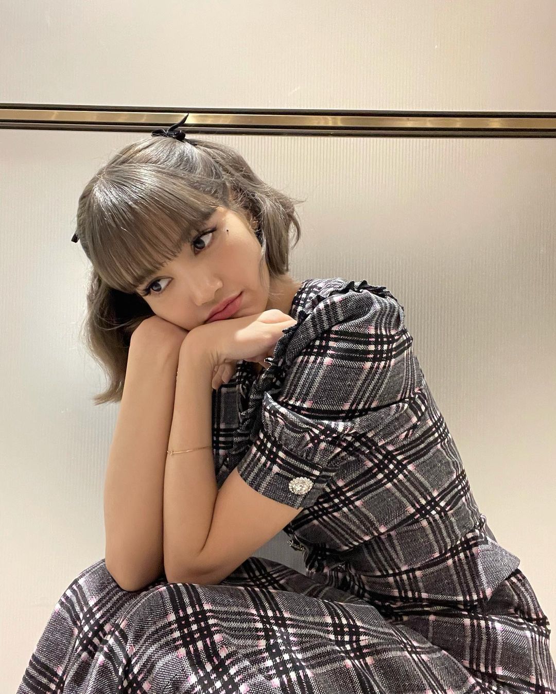 Lisa (BLACKPINK) hóa bánh bèo mà còn hot hơn ảnh hậu trường chặt chém sexy, nhìn nhan sắc như búp bê sống này là đủ hiểu - Ảnh 2. Lisa (BLACKPINK) hóa bánh bèo mà còn hot hơn ảnh hậu trường chặt chém sexy, nhìn nhan sắc như búp bê sống này là đủ hiểu - Ảnh 2.