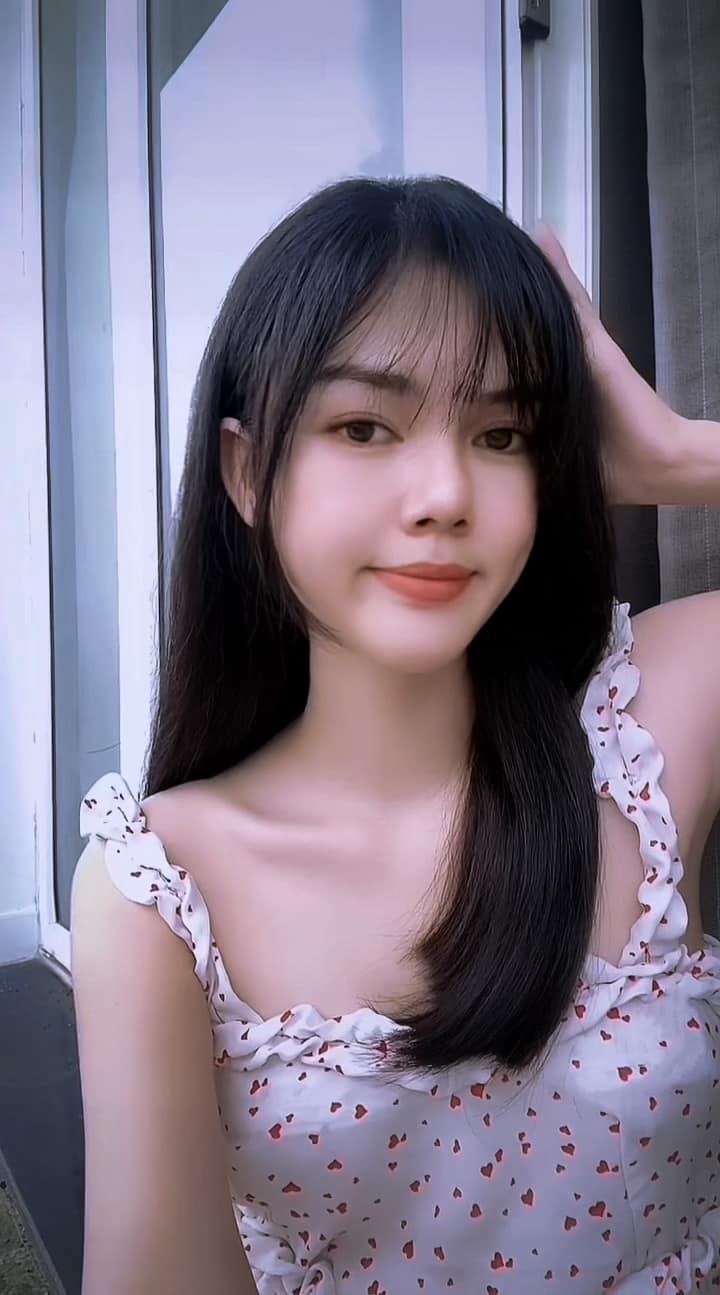 Ngọc Trinh lần đầu tái xuất sau thời gian cạo đầu quy y vì tình: Phải đội tóc giả, gầy đi rõ rệt nhưng thần sắc thay đổi thế nào? - Ảnh 3. Ngọc Trinh lần đầu tái xuất sau thời gian cạo đầu quy y vì tình: Phải đội tóc giả, gầy đi rõ rệt nhưng thần sắc thay đổi thế nào? - Ảnh 3.