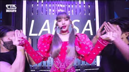 Dancer của Lisa dán băng kín người lên sân khấu nhìn mà xót, nhưng sự thật lại làm netizen quay xe không kịp - Ảnh 2.