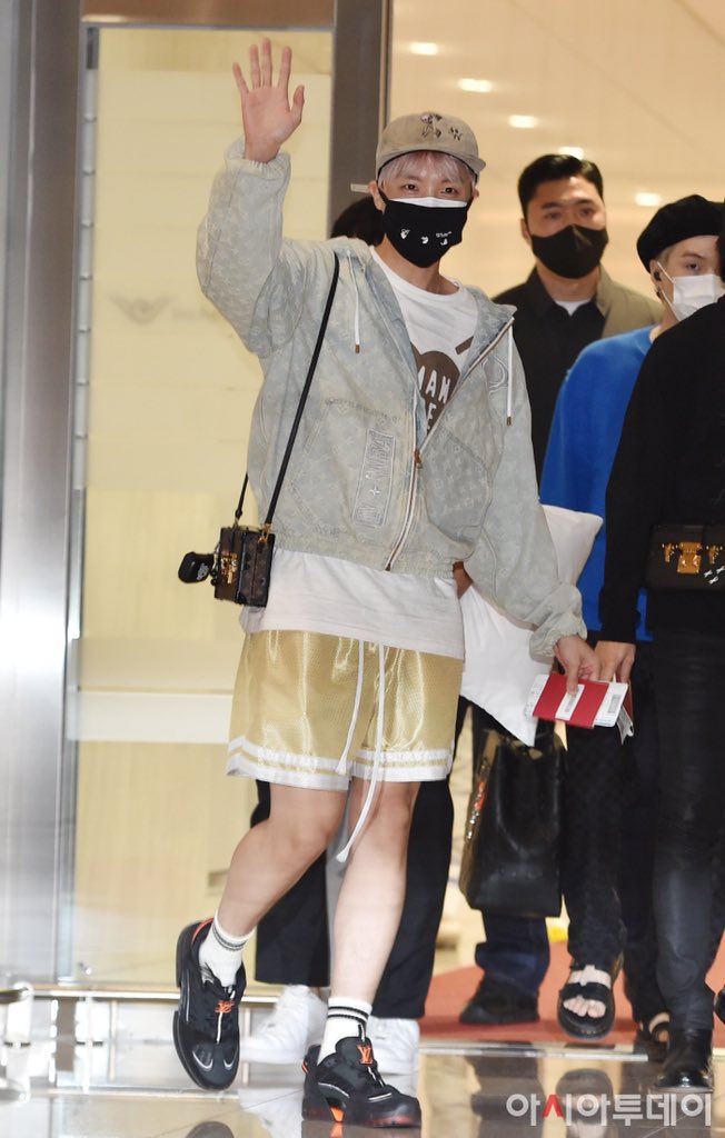 BTS đổ bộ sân bay sang Mỹ dự hội nghị Liên Hợp Quốc: V - Jungkook đeo khẩu trang kín mít vẫn soái xỉu, nhìn quần áo của J-Hope mà bật ngửa - Ảnh 4. BTS đổ bộ sân bay sang Mỹ dự hội nghị Liên Hợp Quốc: V - Jungkook đeo khẩu trang kín mít vẫn soái xỉu, nhìn quần áo của J-Hope mà bật ngửa - Ảnh 4.