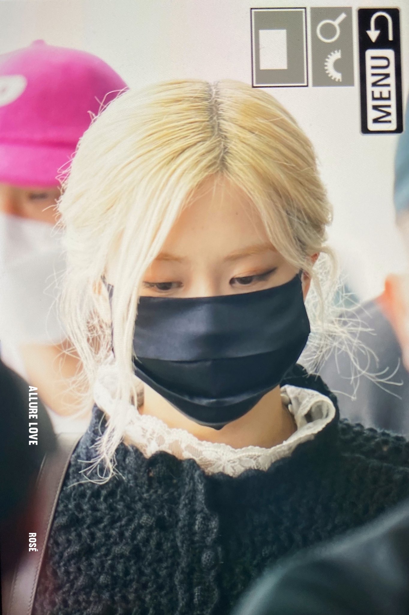 Rosé (BLACKPINK) gây náo loạn sân bay Mỹ về Hàn Quốc: Visual xinh xỉu, eo thon chân siêu dài biến sân bay thành sàn catwalk - Ảnh 7. Rosé (BLACKPINK) gây náo loạn sân bay Mỹ về Hàn Quốc: Visual xinh xỉu, eo thon chân siêu dài biến sân bay thành sàn catwalk - Ảnh 7.