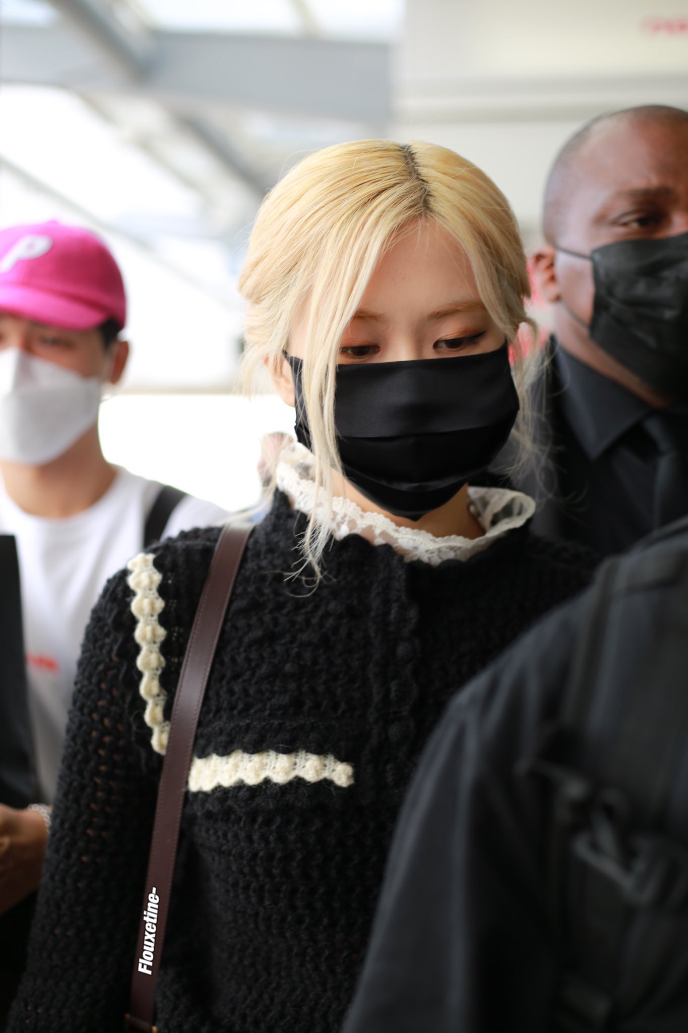 Rosé (BLACKPINK) gây náo loạn sân bay Mỹ về Hàn Quốc: Visual xinh xỉu, eo thon chân siêu dài biến sân bay thành sàn catwalk - Ảnh 5. Rosé (BLACKPINK) gây náo loạn sân bay Mỹ về Hàn Quốc: Visual xinh xỉu, eo thon chân siêu dài biến sân bay thành sàn catwalk - Ảnh 5.