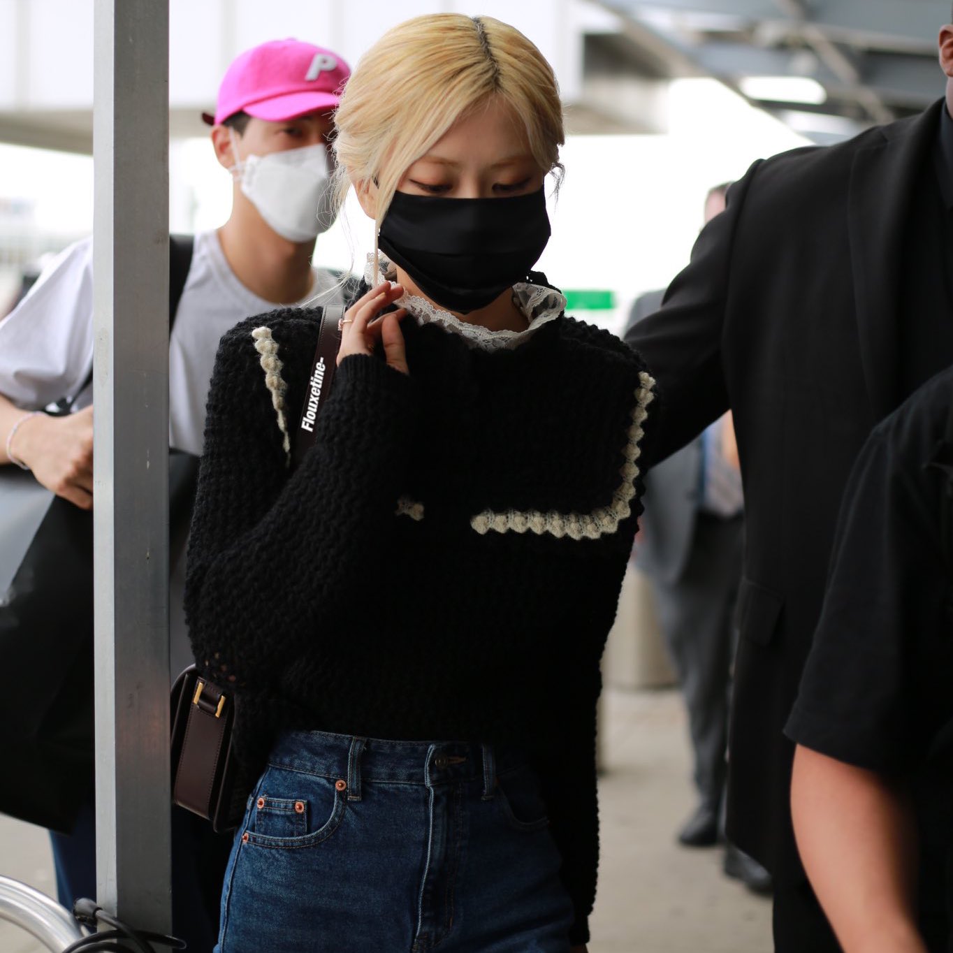 Rosé (BLACKPINK) gây náo loạn sân bay Mỹ về Hàn Quốc: Visual xinh xỉu, eo thon chân siêu dài biến sân bay thành sàn catwalk - Ảnh 2. Rosé (BLACKPINK) gây náo loạn sân bay Mỹ về Hàn Quốc: Visual xinh xỉu, eo thon chân siêu dài biến sân bay thành sàn catwalk - Ảnh 2.