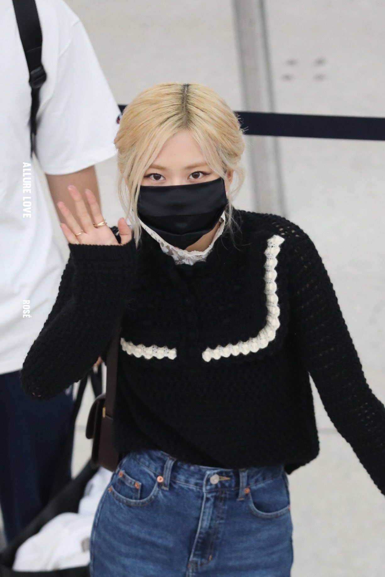 Rosé (BLACKPINK) gây náo loạn sân bay Mỹ về Hàn Quốc: Visual xinh xỉu, eo thon chân siêu dài biến sân bay thành sàn catwalk - Ảnh 6. Rosé (BLACKPINK) gây náo loạn sân bay Mỹ về Hàn Quốc: Visual xinh xỉu, eo thon chân siêu dài biến sân bay thành sàn catwalk - Ảnh 6.