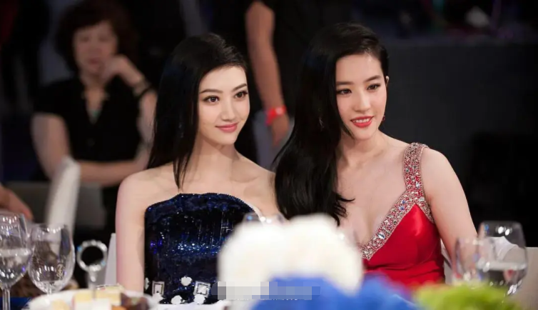 5 lần đụng độ nhan sắc với 1 mỹ nhân, Lưu Diệc Phi thua tới 4 lần, hoá ra visual quá dễ lộ khuyết điểm - Ảnh 3. 5 lần đụng độ nhan sắc với 1 mỹ nhân, Lưu Diệc Phi thua tới 4 lần, hoá ra visual quá dễ lộ khuyết điểm - Ảnh 3.