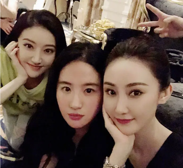 5 lần đụng độ nhan sắc với 1 mỹ nhân, Lưu Diệc Phi thua tới 4 lần, hoá ra visual quá dễ lộ khuyết điểm - Ảnh 7. 5 lần đụng độ nhan sắc với 1 mỹ nhân, Lưu Diệc Phi thua tới 4 lần, hoá ra visual quá dễ lộ khuyết điểm - Ảnh 7.