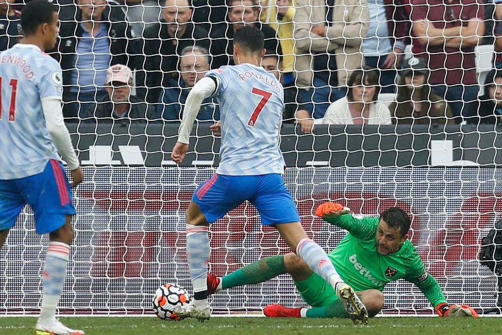 Ronaldo lại ghi b&agrave;n theo phong c&aacute;ch Đệm vương thế n&agrave;y th&igrave; anti tức qu&aacute; đi mất th&ocirc;i - Ảnh 1.