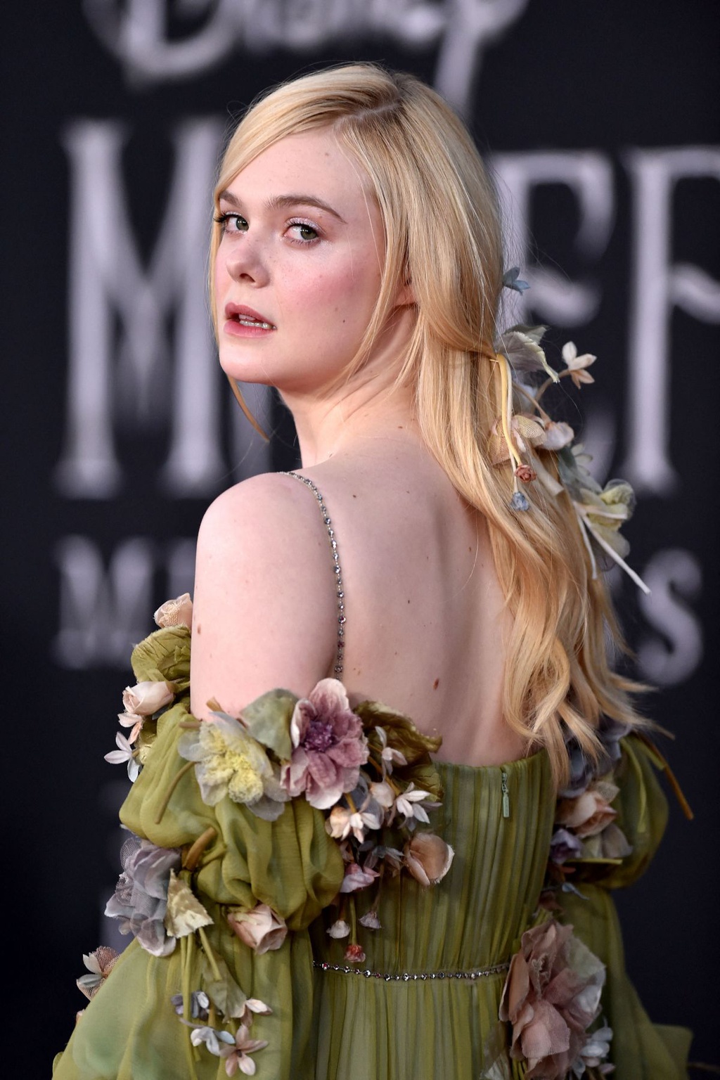 Nhan sắc c&ocirc;ng ch&uacute;a nh&agrave; Disney: Emma đẹp sắc sảo nhưng l&ecirc;n xuống thất thường, Elle Fanning v&agrave; Lọ Lem Lily ngo&agrave;i đời lại hở bạo chặt ch&eacute;m - Ảnh 23.