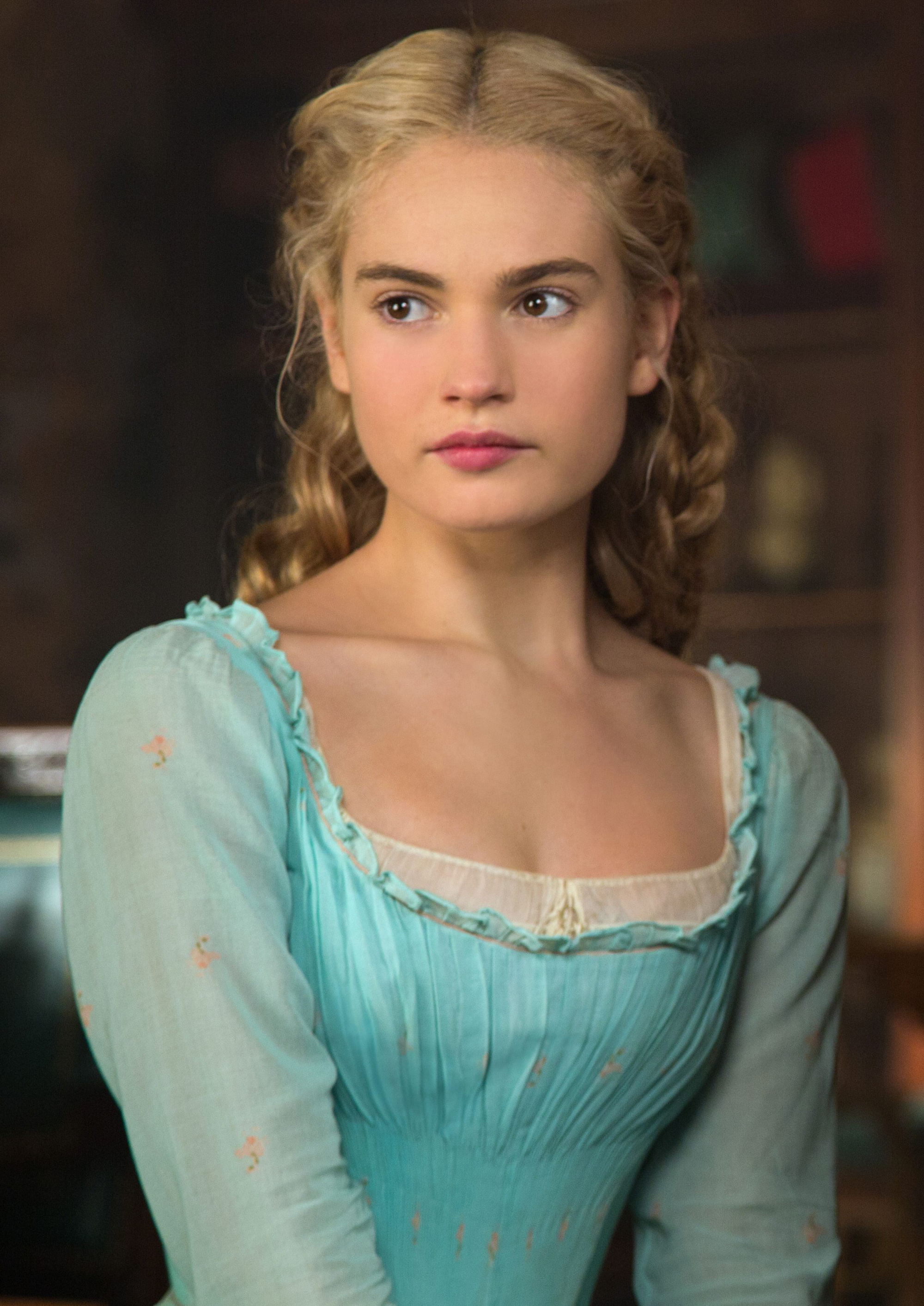 Nhan sắc c&ocirc;ng ch&uacute;a nh&agrave; Disney: Emma đẹp sắc sảo nhưng l&ecirc;n xuống thất thường, Elle Fanning v&agrave; Lọ Lem Lily ngo&agrave;i đời lại hở bạo chặt ch&eacute;m - Ảnh 34.