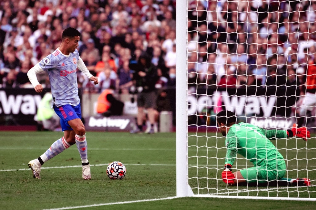 Ronaldo lại ghi b&agrave;n theo phong c&aacute;ch Đệm vương thế n&agrave;y th&igrave; anti tức qu&aacute; đi mất th&ocirc;i - Ảnh 3.