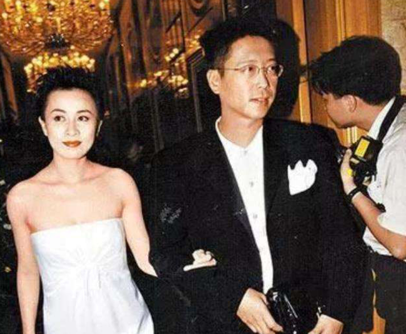 Lưu Gia Linh: Chị đại Cbiz cướp bồ bạn thân, tủi nhục vì bị mafia cưỡng hiếp sau 3 tiếng mất tích bí ẩn và cú twist ở tuổi 55 - Ảnh 4. Lưu Gia Linh: Chị đại Cbiz cướp bồ bạn thân, tủi nhục vì bị mafia cưỡng hiếp sau 3 tiếng mất tích bí ẩn và cú twist ở tuổi 55 - Ảnh 4.