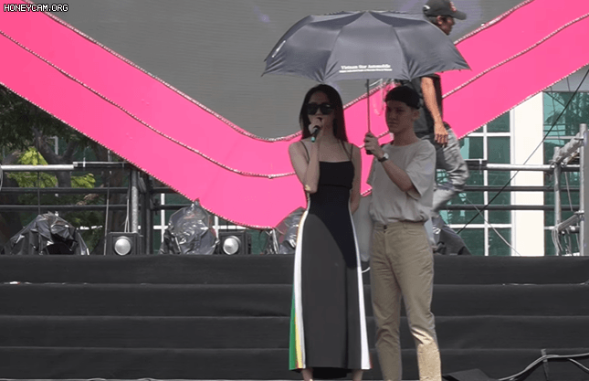 Hương Giang nhiều lần nằm kh&ocirc;ng cũng d&iacute;nh đạn, h&aacute;t giữa trời nắng c&oacute; người đứng che &ocirc; cũng bị n&eacute;m đ&aacute; dữ dội - Ảnh 6.