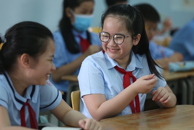 Hà Nội và nhiều địa phương miễn giảm học phí, phụ huynh bớt gánh lo mùa dịch - Ảnh 1.