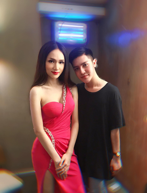 Hương Giang nhiều lần nằm kh&ocirc;ng cũng d&iacute;nh đạn, h&aacute;t giữa trời nắng c&oacute; người đứng che &ocirc; cũng bị n&eacute;m đ&aacute; dữ dội - Ảnh 9.