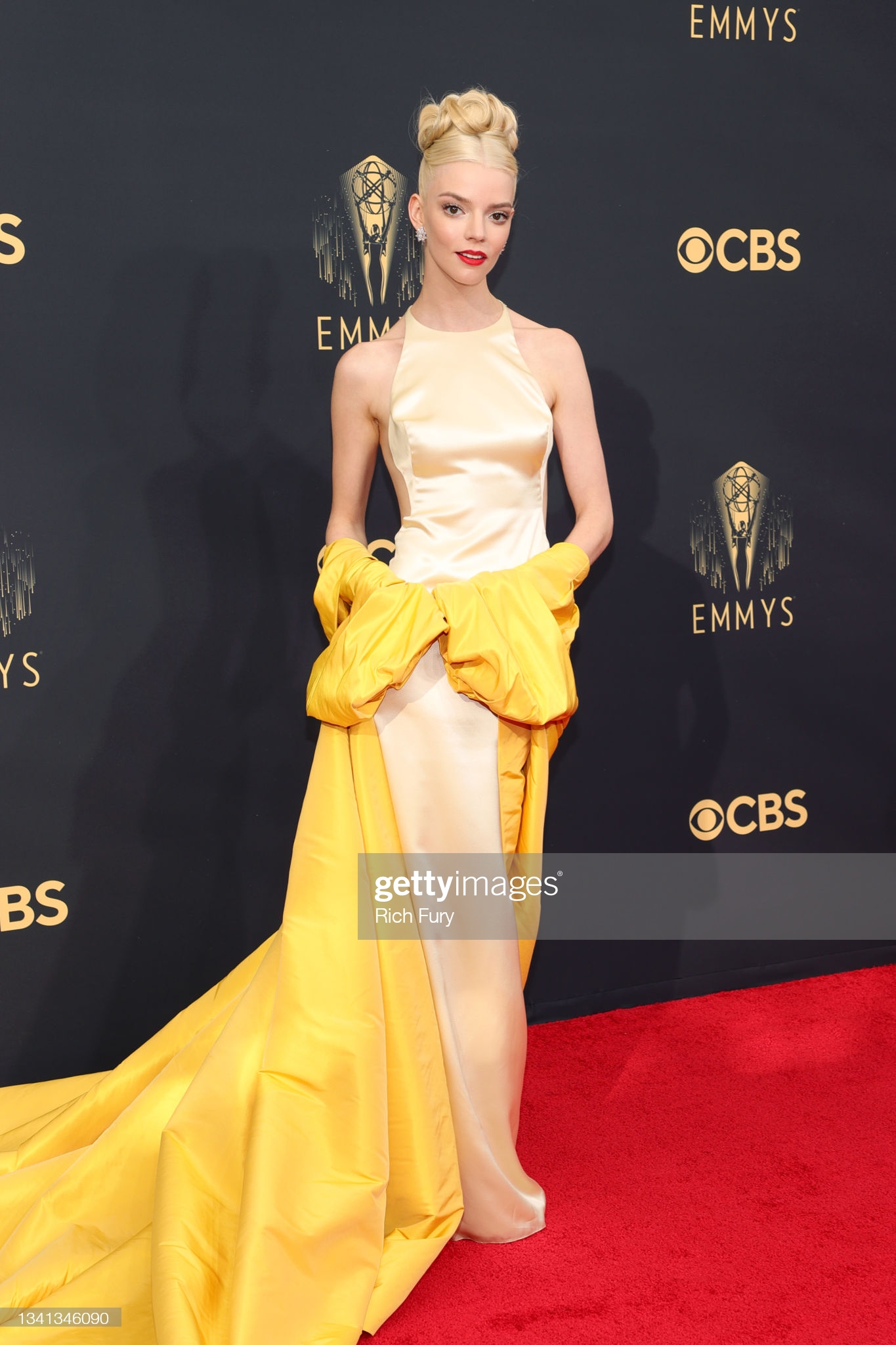 Nữ thần MET Gala đại náo Emmy 2021: Tuột dốc vì gầy rộc đi rõ ràng nhưng visual siêu thực cân sạch! - Ảnh 2. Nữ thần MET Gala đại náo Emmy 2021: Tuột dốc vì gầy rộc đi rõ ràng nhưng visual siêu thực cân sạch! - Ảnh 2.