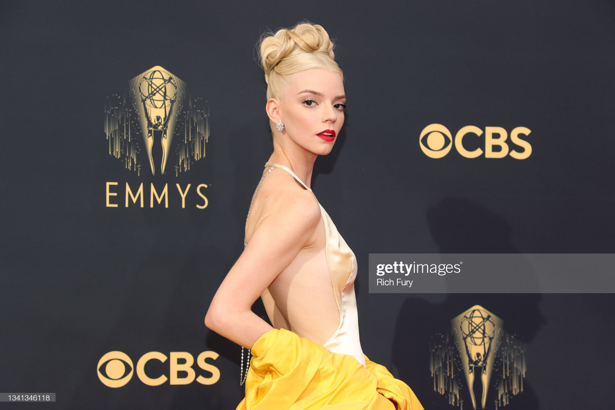 Nữ thần MET Gala đại náo Emmy 2021: Tuột dốc vì gầy rộc đi rõ ràng nhưng visual siêu thực cân sạch! - Ảnh 5. Nữ thần MET Gala đại náo Emmy 2021: Tuột dốc vì gầy rộc đi rõ ràng nhưng visual siêu thực cân sạch! - Ảnh 5.