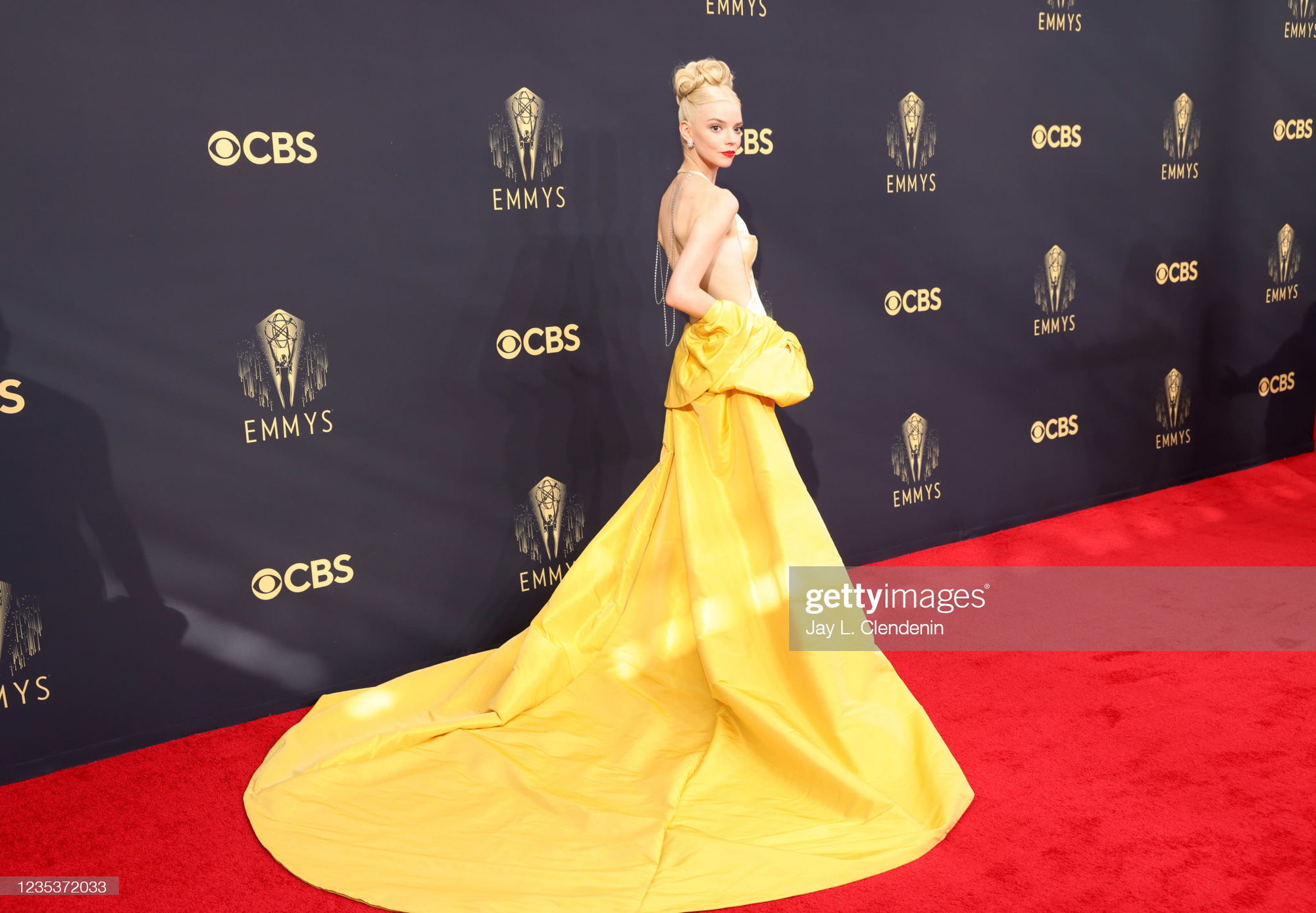 Nữ thần MET Gala đại náo Emmy 2021: Tuột dốc vì gầy rộc đi rõ ràng nhưng visual siêu thực cân sạch! - Ảnh 8. Nữ thần MET Gala đại náo Emmy 2021: Tuột dốc vì gầy rộc đi rõ ràng nhưng visual siêu thực cân sạch! - Ảnh 8.