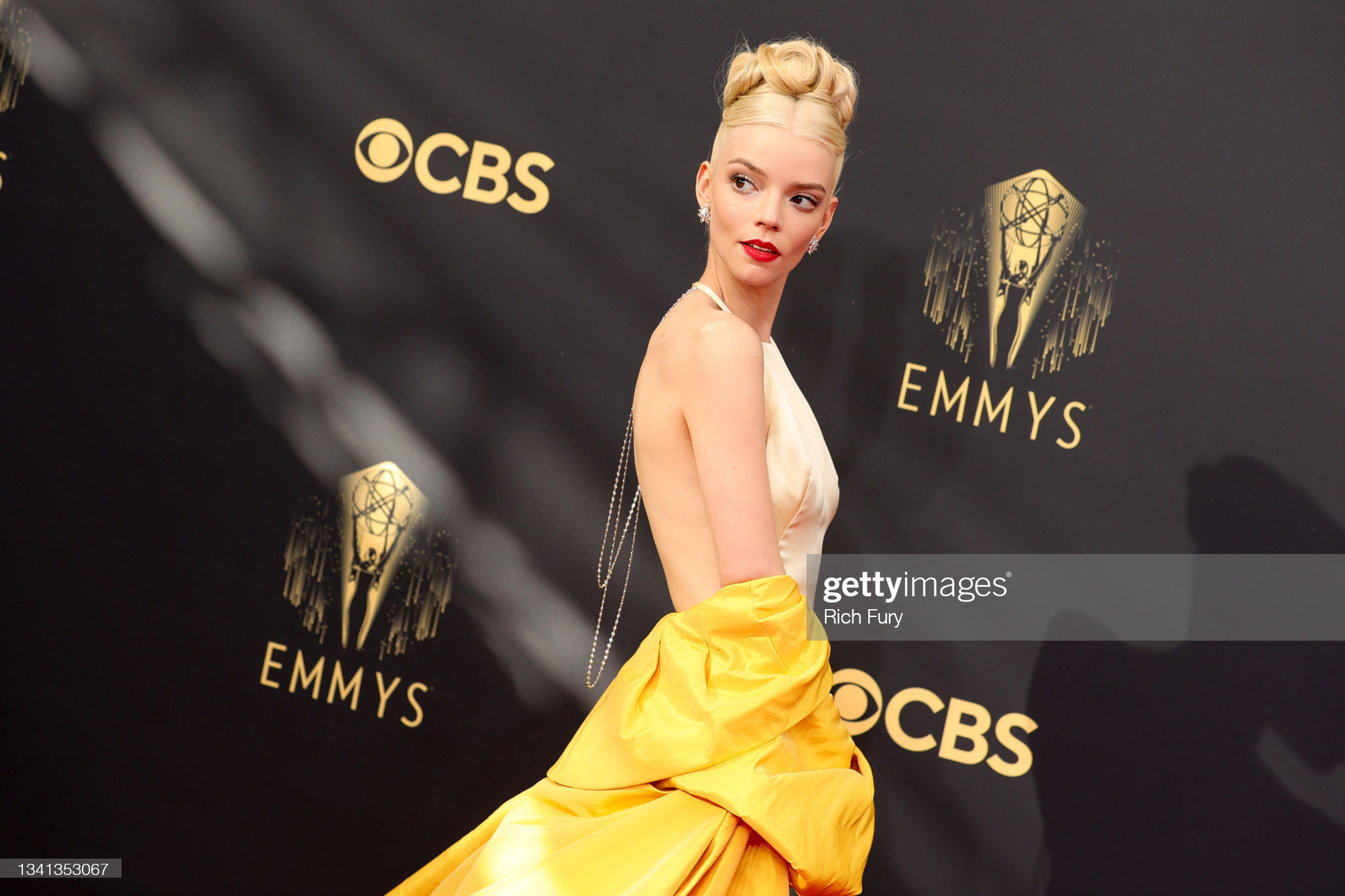 Nữ thần MET Gala đại náo Emmy 2021: Tuột dốc vì gầy rộc đi rõ ràng nhưng visual siêu thực cân sạch! - Ảnh 6. Nữ thần MET Gala đại náo Emmy 2021: Tuột dốc vì gầy rộc đi rõ ràng nhưng visual siêu thực cân sạch! - Ảnh 6.