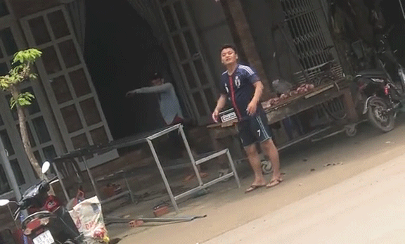 Đang rán cá cho vợ thì máu tám chuyện nổi lên, anh chồng bỏ sang nhà hàng xóm và cái kết khét lẹt - Ảnh 2. Đang rán cá cho vợ thì máu tám chuyện nổi lên, anh chồng bỏ sang nhà hàng xóm và cái kết khét lẹt - Ảnh 2.