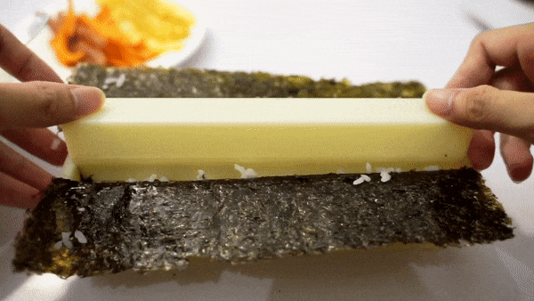 Tự làm kimbab xấu quá, mình thử mua bộ dụng cụ 50k về dùng mà hóa ra đời vẫn không như mơ - Ảnh 5. Tự làm kimbab xấu quá, mình thử mua bộ dụng cụ 50k về dùng mà hóa ra đời vẫn không như mơ - Ảnh 5.