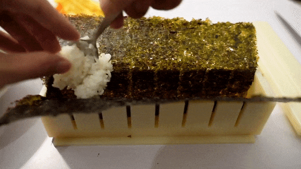 Tự làm kimbab xấu quá, mình thử mua bộ dụng cụ 50k về dùng mà hóa ra đời vẫn không như mơ - Ảnh 4. Tự làm kimbab xấu quá, mình thử mua bộ dụng cụ 50k về dùng mà hóa ra đời vẫn không như mơ - Ảnh 4.