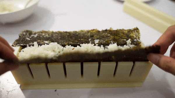 Tự làm kimbab xấu quá, mình thử mua bộ dụng cụ 50k về dùng mà hóa ra đời vẫn không như mơ - Ảnh 8. Tự làm kimbab xấu quá, mình thử mua bộ dụng cụ 50k về dùng mà hóa ra đời vẫn không như mơ - Ảnh 8.