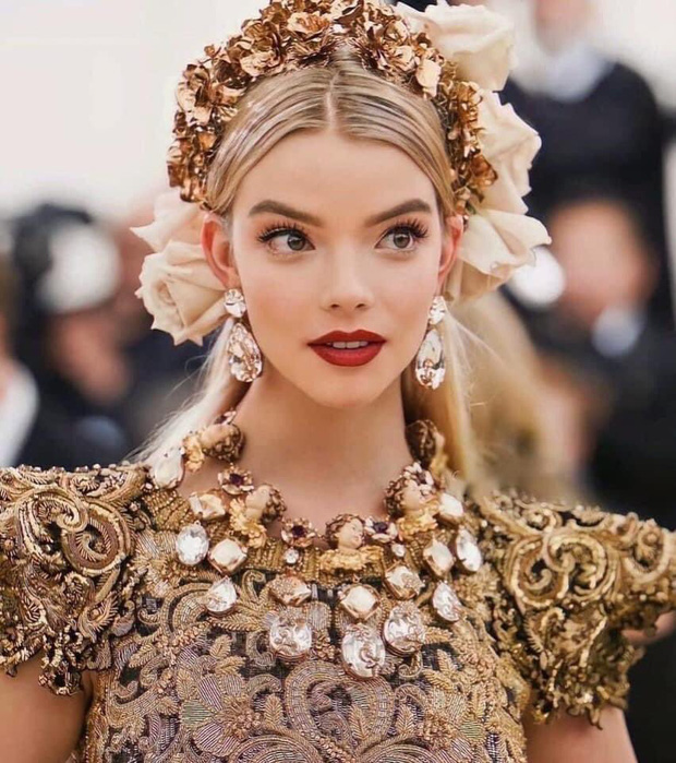 Nữ thần MET Gala đại náo Emmy 2021: Tuột dốc vì gầy rộc đi rõ ràng nhưng visual siêu thực cân sạch! - Ảnh 11. Nữ thần MET Gala đại náo Emmy 2021: Tuột dốc vì gầy rộc đi rõ ràng nhưng visual siêu thực cân sạch! - Ảnh 11.