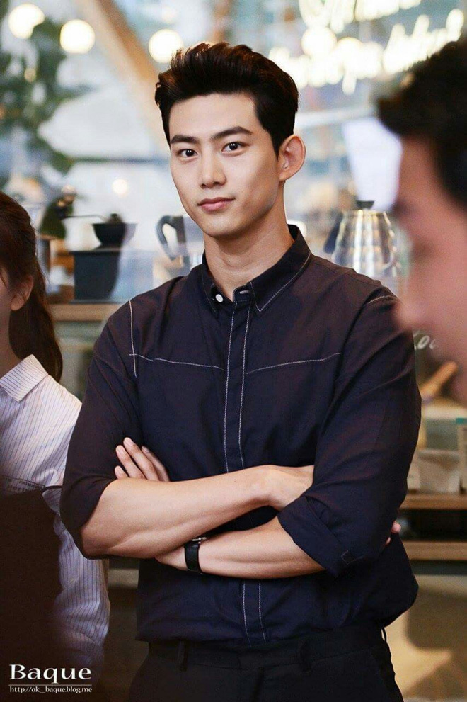 Taecyeon (2PM) và Jinyoung (GOT7) low-tech đến khó tin, chính chủ cũng phải tự xấu hổ - Ảnh 1.