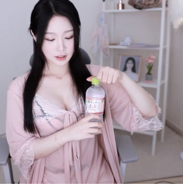 Diện đồ xuyên thấu và để lộ 90% cơ thể trên sóng, nữ streamer khiến CĐM phát sốt theo từng điệu nhảy - Ảnh 3.