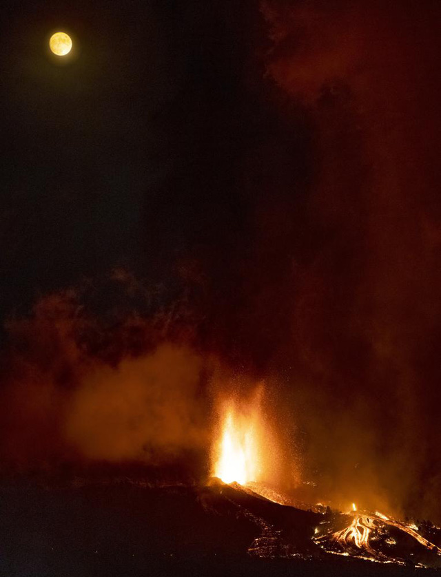 Núi lửa phun trào ở quần đảo Canaria (Tây Ban Nha), hàng nghìn người phải sơ tán - Ảnh 7.