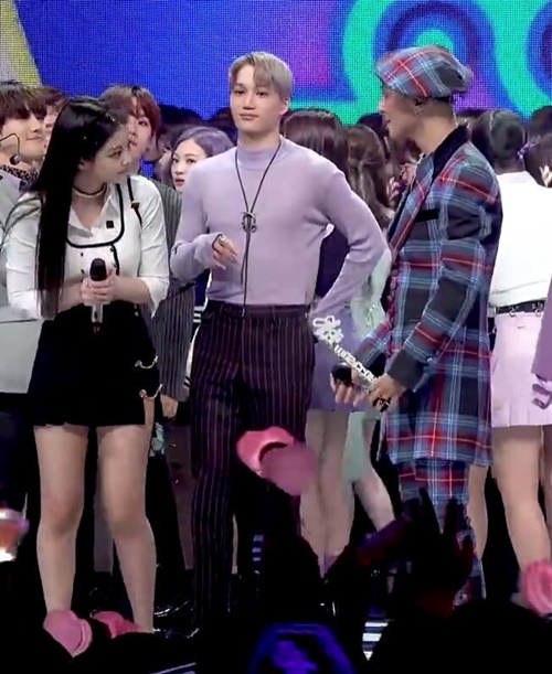 Encore - nơi bắt đầu drama: RM (BTS) lố lăng tạo nét, thiên thần lai liếc xéo BLACKPINK rồi cả tình tay 3 đầy twist của Jennie - Ảnh 7.