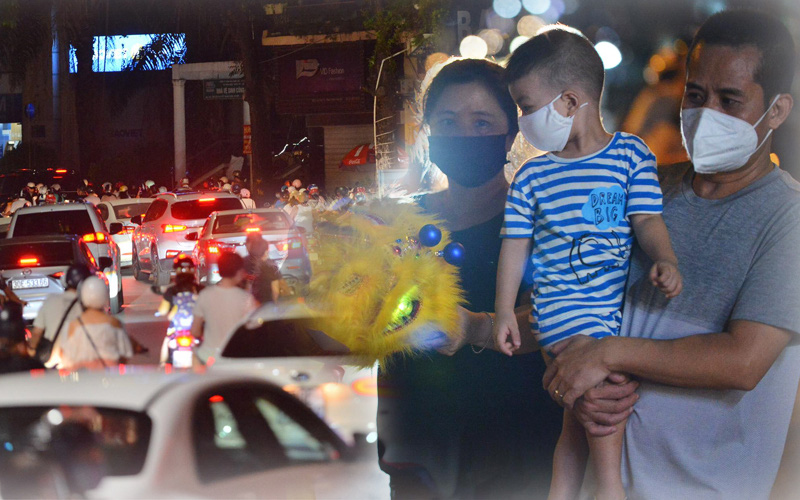 Ngay từ chập tối, người dân Hà Nội đã đổ ra đường đón Tết Trung thu đặc biệt giữa dịch Covid-19