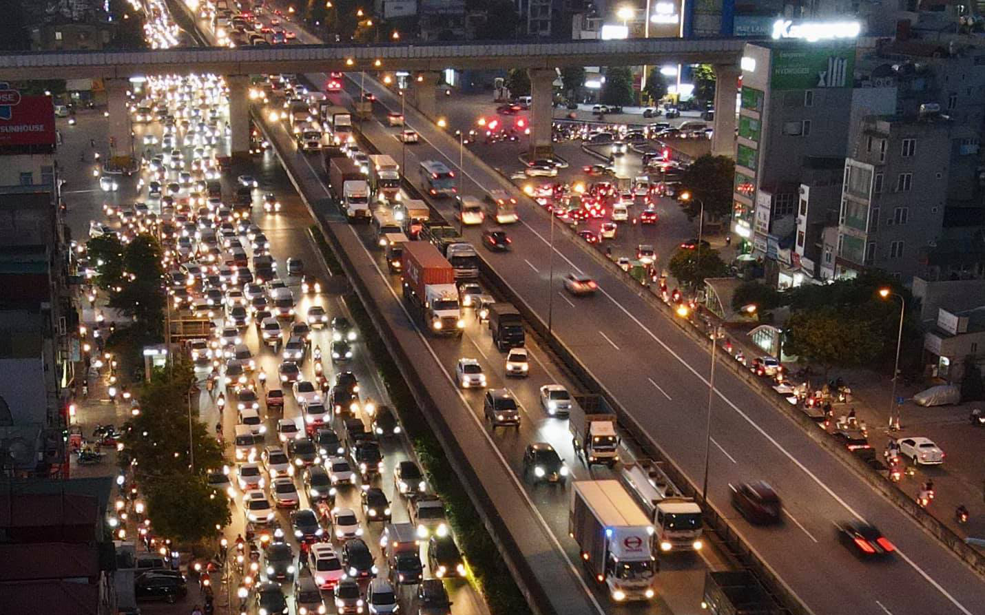 Ảnh: Nhiều tuyến đường Hà Nội tắc cứng giờ tan tầm trong ngày đầu mở lại nhiều dịch vụ