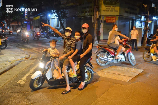 Người dân Hà Nội đổ ra đường đón Tết Trung thu đặc biệt giữa dịch Covid-19 - Ảnh 3. Người dân Hà Nội đổ ra đường đón Tết Trung thu đặc biệt giữa dịch Covid-19 - Ảnh 3.
