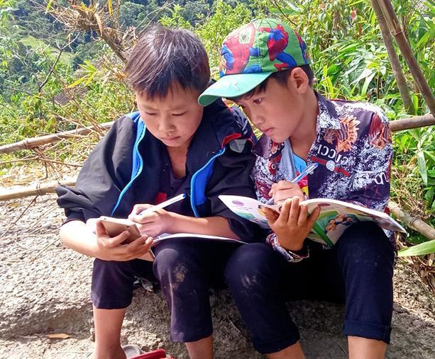 Những góc học online đặc biệt giữa núi rừng của học sinh vùng cao xứ Nghệ - Ảnh 6.