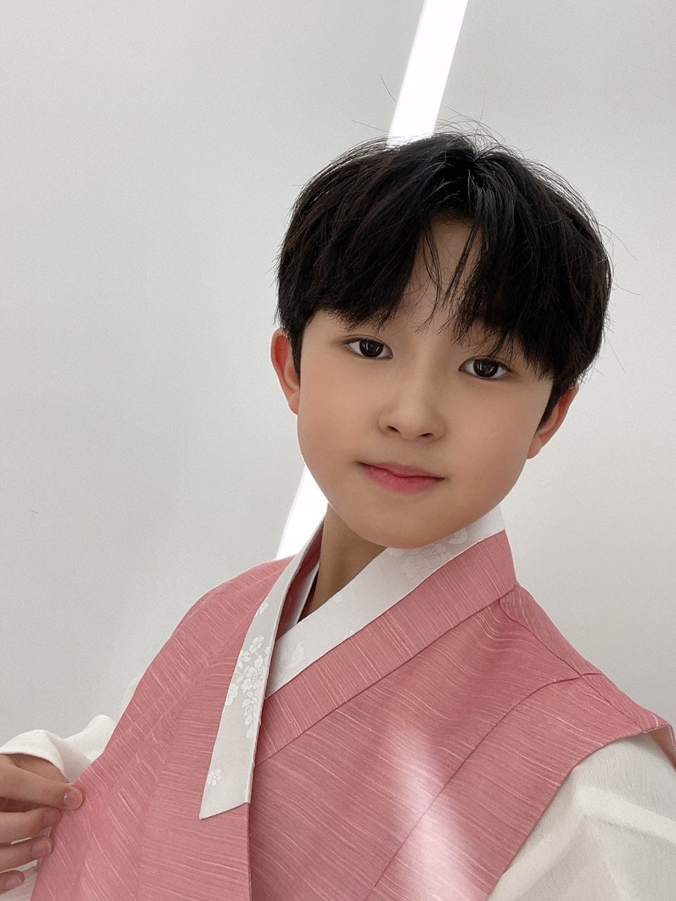 G&agrave; idol 2k9 của PSY đăng ảnh selfie l&agrave;m netizen phẫn nộ, khẳng định c&ocirc;ng nghiệp Kpop qu&aacute; kinh khủng, y&ecirc;u cầu bu&ocirc;ng tha - Ảnh 3.