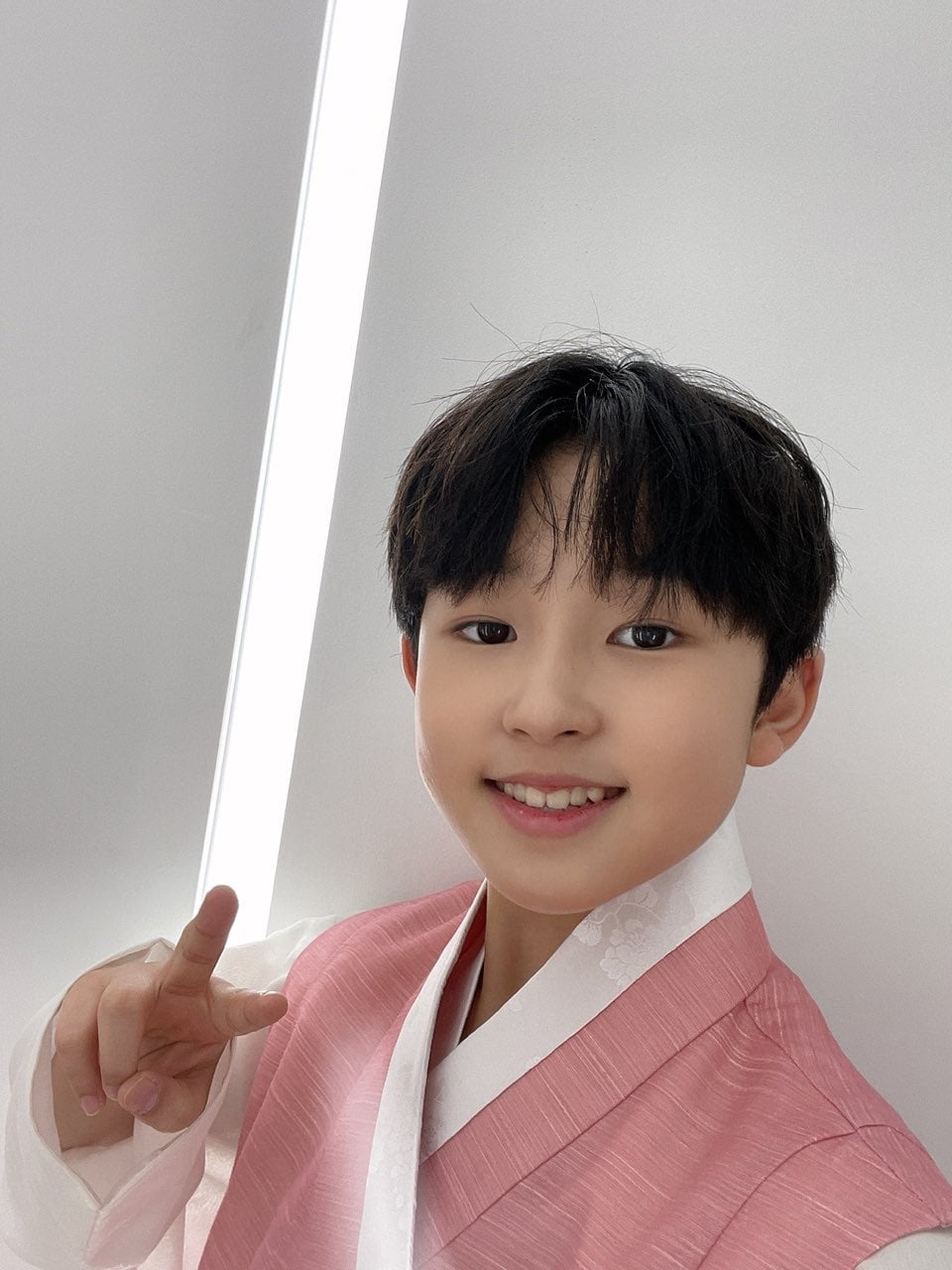 G&agrave; idol 2k9 của PSY đăng ảnh selfie l&agrave;m netizen phẫn nộ, khẳng định c&ocirc;ng nghiệp Kpop qu&aacute; kinh khủng, y&ecirc;u cầu bu&ocirc;ng tha - Ảnh 4.