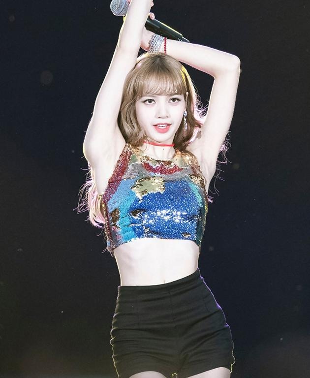 Lisa (BLACKPINK) xả ảnh hậu trường MV solo, kiểm chứng luôn vòng eo 51cm có thực sự đẹp hay nhỏ gầy phát sợ? - Ảnh 6. Lisa (BLACKPINK) xả ảnh hậu trường MV solo, kiểm chứng luôn vòng eo 51cm có thực sự đẹp hay nhỏ gầy phát sợ? - Ảnh 6.