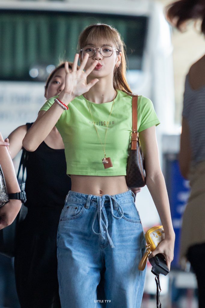 Lisa (BLACKPINK) xả ảnh hậu trường MV solo, kiểm chứng luôn vòng eo 51cm có thực sự đẹp hay nhỏ gầy phát sợ? - Ảnh 7. Lisa (BLACKPINK) xả ảnh hậu trường MV solo, kiểm chứng luôn vòng eo 51cm có thực sự đẹp hay nhỏ gầy phát sợ? - Ảnh 7.