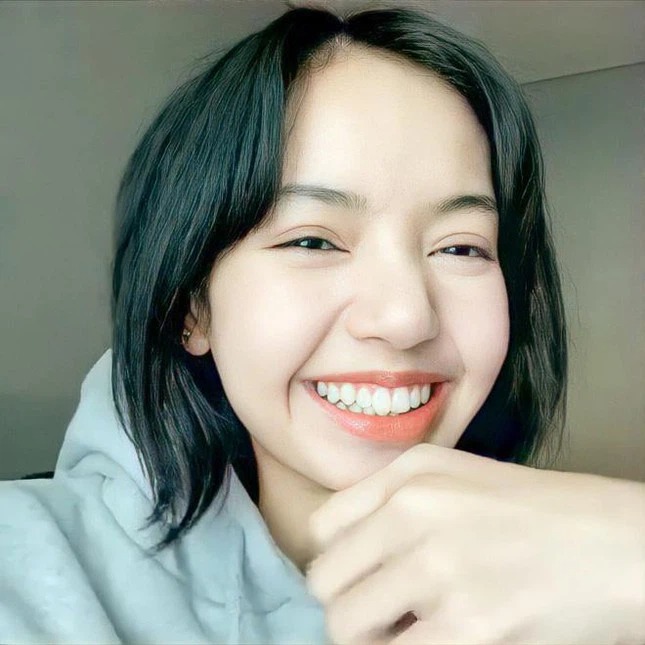 Lisa (BLACKPINK) hé lộ diện mạo ngày đầu đến Hàn Quốc: Tomboy tóc ngắn cũn, nhưng làm dấy lên nghi vấn dao kéo? - Ảnh 9. Lisa (BLACKPINK) hé lộ diện mạo ngày đầu đến Hàn Quốc: Tomboy tóc ngắn cũn, nhưng làm dấy lên nghi vấn dao kéo? - Ảnh 9.