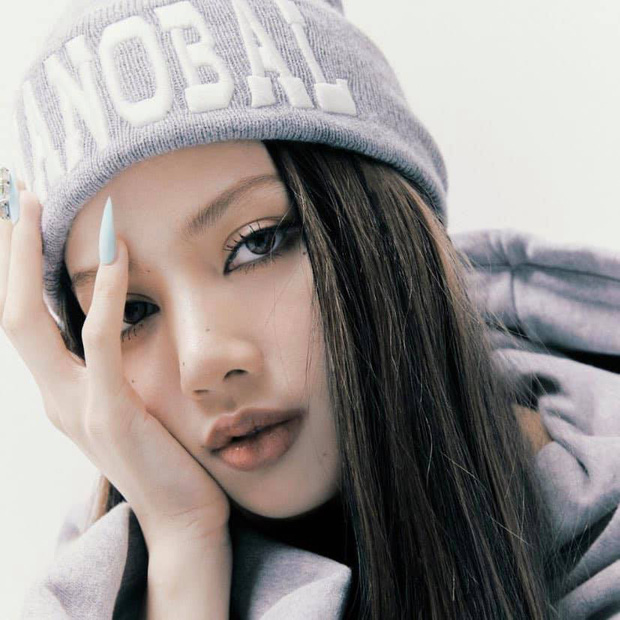 Lisa (BLACKPINK) hé lộ diện mạo ngày đầu đến Hàn Quốc: Tomboy tóc ngắn cũn, nhưng làm dấy lên nghi vấn dao kéo? - Ảnh 5. Lisa (BLACKPINK) hé lộ diện mạo ngày đầu đến Hàn Quốc: Tomboy tóc ngắn cũn, nhưng làm dấy lên nghi vấn dao kéo? - Ảnh 5.