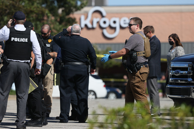 Xả súng trong cửa hàng tạp hóa tại Mỹ khiến 1 người thiệt mạng, hàng chục người bị thương - Ảnh 2.