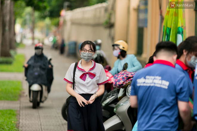 Địa phương đầu tiên tại TP.HCM đề xuất cho học sinh đi học lại sau 5 tháng ở nhà - Ảnh 1.