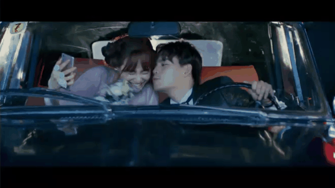 Những cái chết lãng xẹt trong MV Vpop: Đang lái xe lại cứ hôn hít, cô nữ chính hắt xì một cái đạn bay trúng người yêu chầu trời - Ảnh 2.