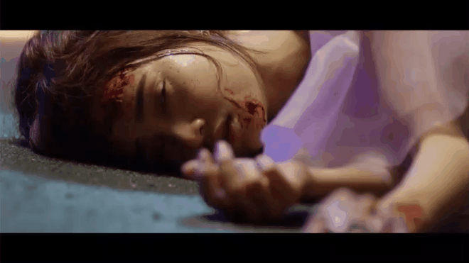 Những cái chết lãng xẹt trong MV Vpop: Đang lái xe lại cứ hôn hít, cô nữ chính hắt xì một cái đạn bay trúng người yêu chầu trời - Ảnh 3.
