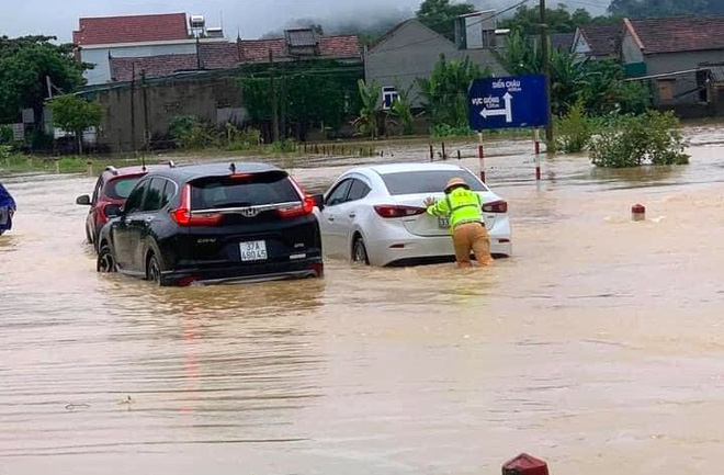 Thủy điện và hồ đập xả lũ, nhiều tuyến quốc lộ và nhà dân ở Nghệ An ngập sâu trong nước  - Ảnh 3.